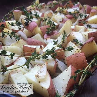 rsz-simplegirl-garlic-herb-roasted-potatoes-1-.jpg